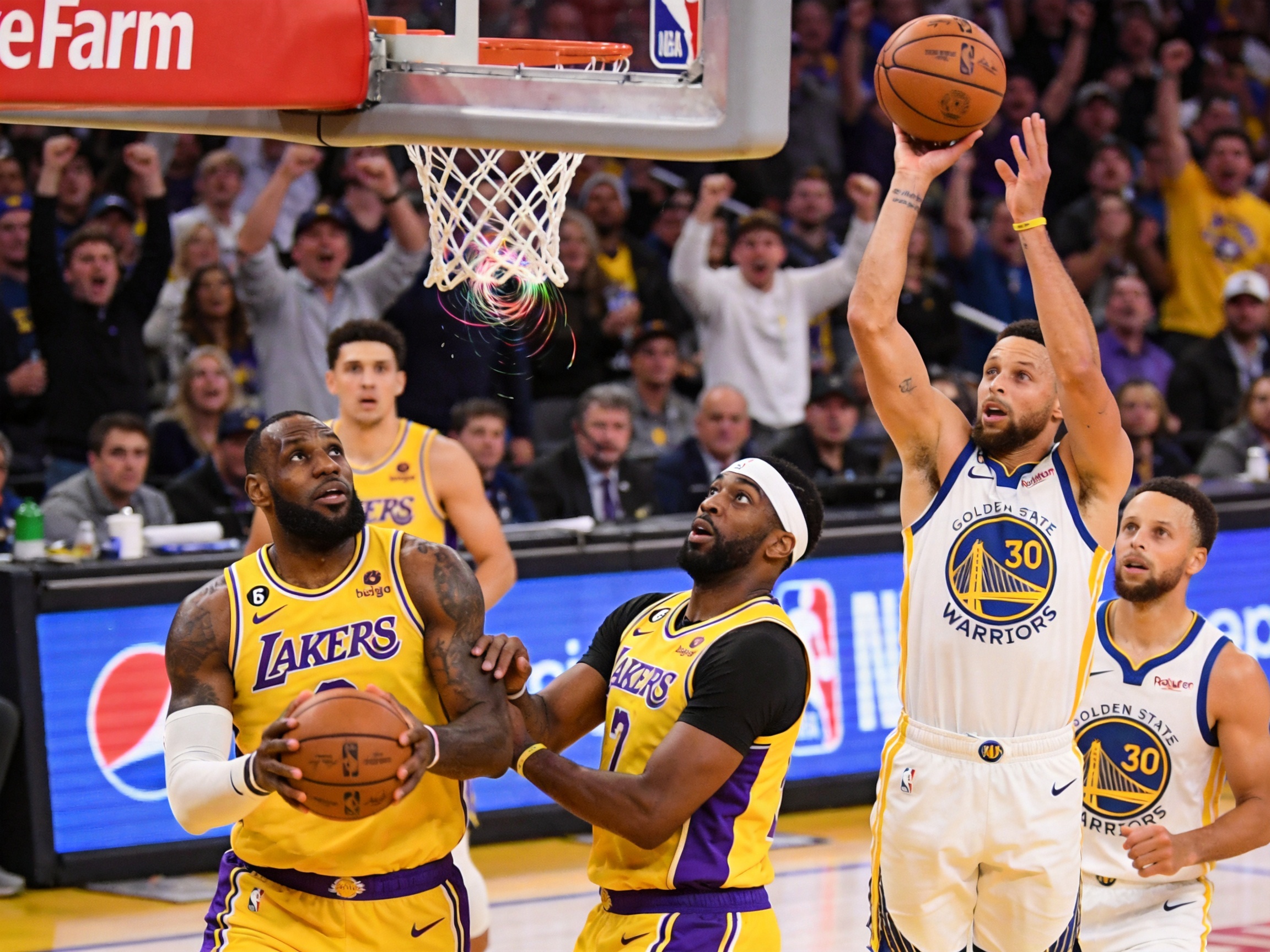 NBA洛杉矶湖人vs勇士比赛图片